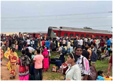 Howrah-Mumbai train derails in Jharkhand killing 2 and injuring many; 18 coaches derail in the accident 